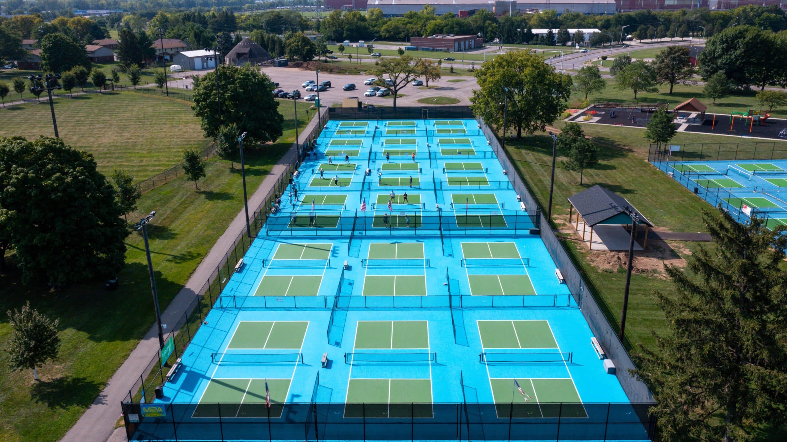 Professional pickleball court with acoustic glass wall system installed in Dallas, Texas
